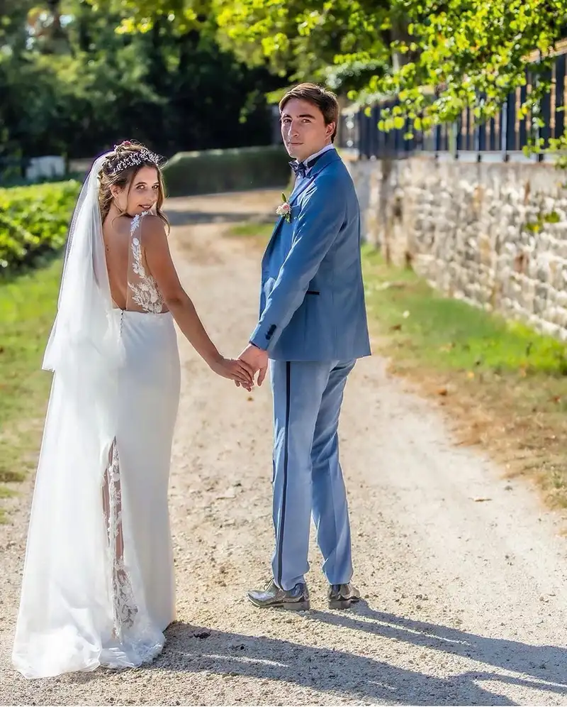 Couple de mariés sur un chemin de campagne, mariée coiffée d'une couronne de fleurs par Julie DreamColor