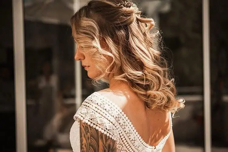 Demi-attache wavy sur cheveux blonds pour une mariée, coiffure Julie DreamColor