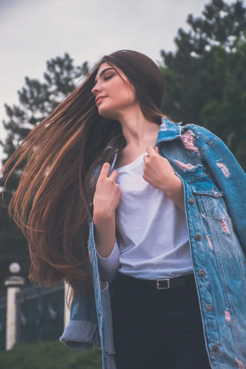 Jeune femme faisant voler ses longs cheveux bruns lisses