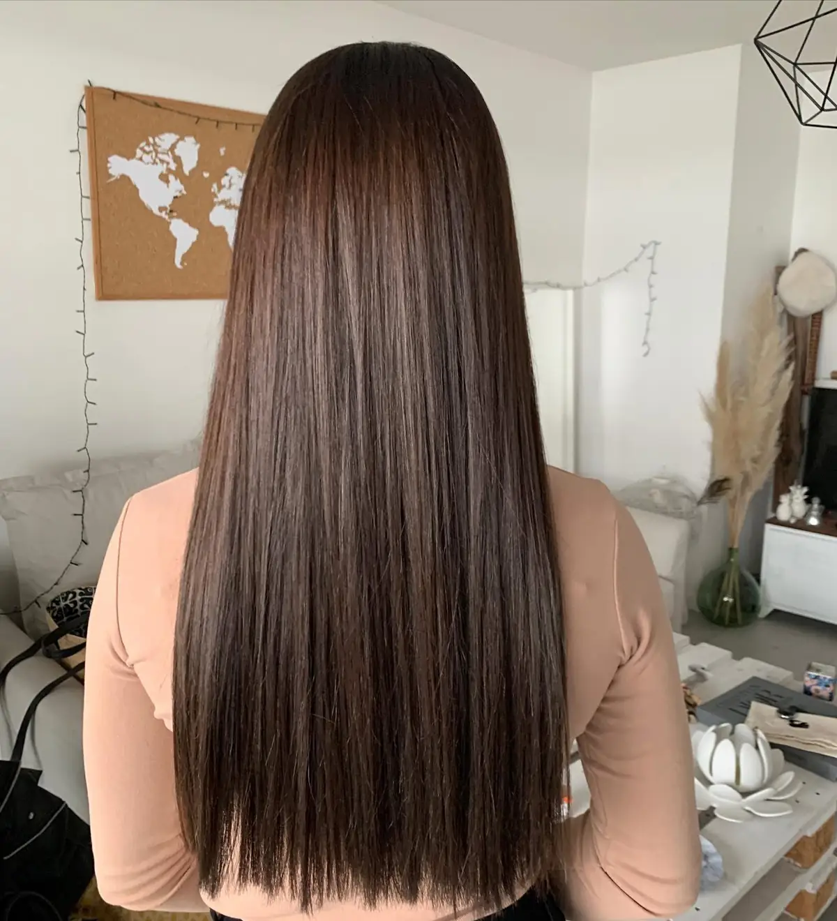 Cheveux longs bruns parfaitement lisses et brillants après coloration et soin, réalisation Julie DreamColor Bordeaux