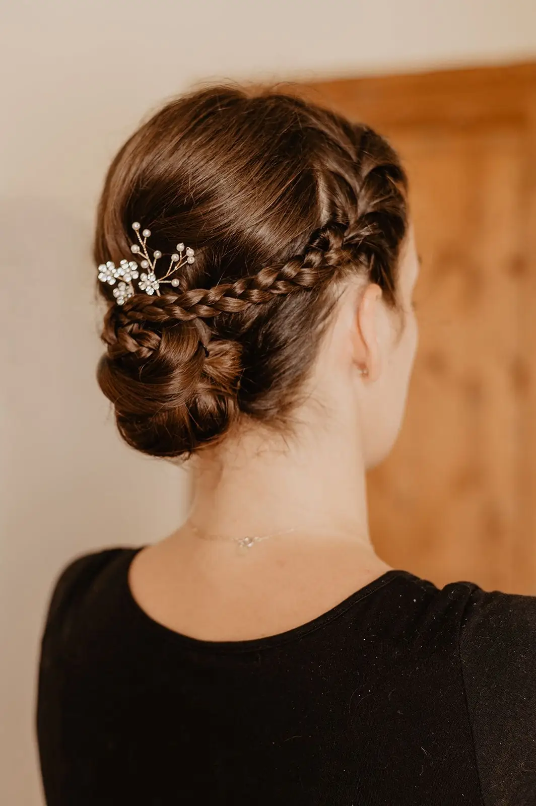 Chignon bas structuré avec tresse latérale et bijou de tête perlé, coiffure de mariée par Julie DreamColor