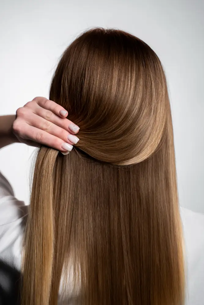 Cheveux châtains longs, lisses et brillants après un lissage au tanin réalisé par Julie DreamColor