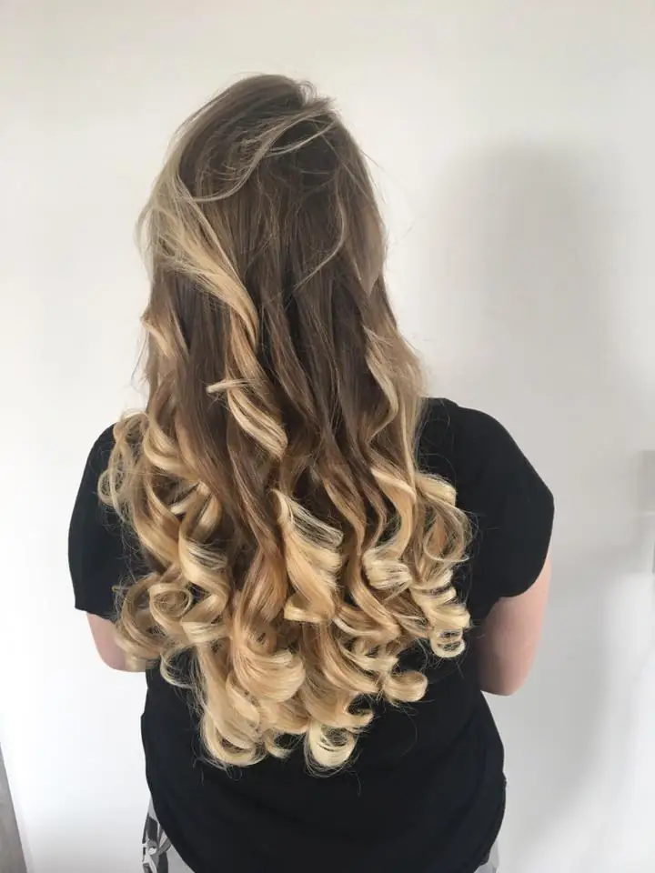 Ombré hair du brun au blond sur cheveux longs bouclés, réalisation Julie DreamColor Bordeaux