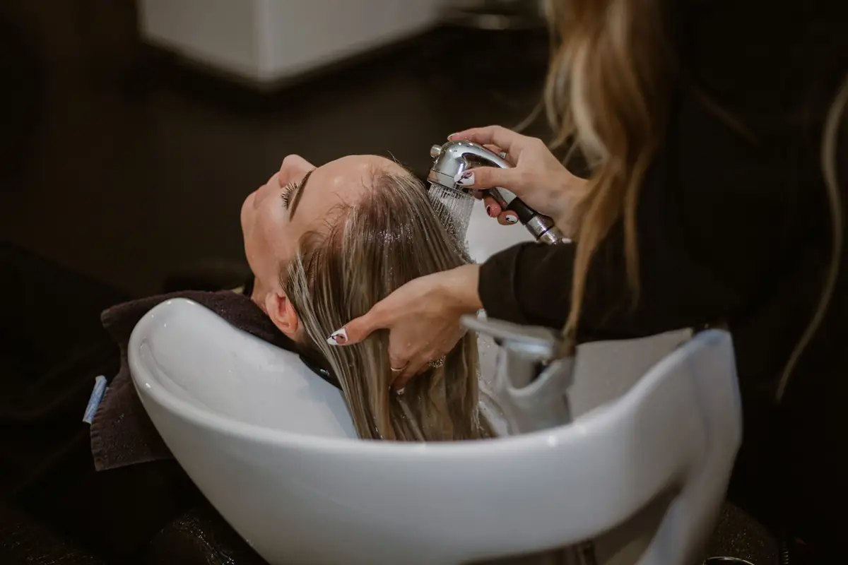 Shampoing et soin des cheveux au bac de lavage